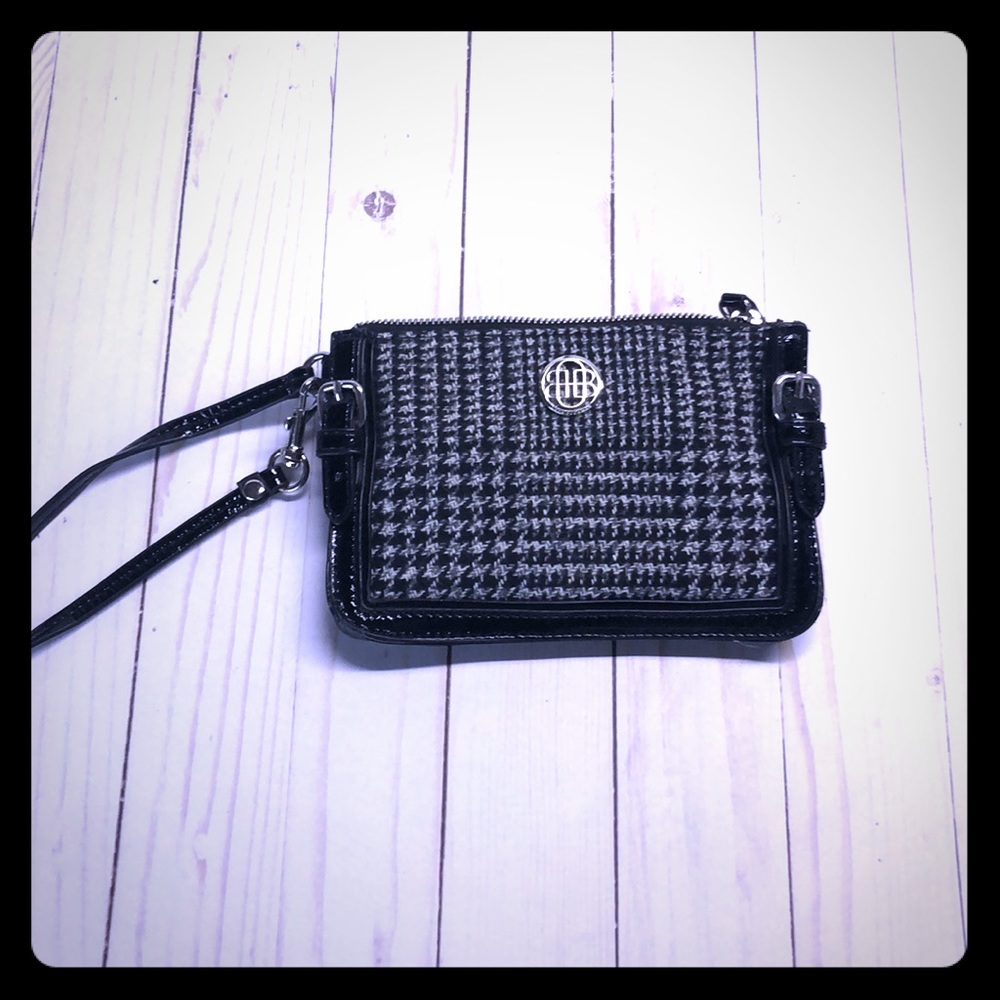 Chic wristlet